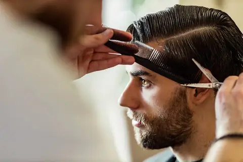 La relation complexe des hommes avec leur coupe