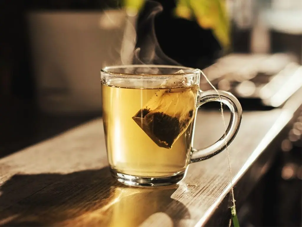 Boire une tasse de thé chaud